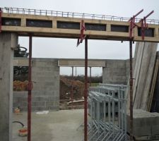 Poutre centrale coffr&eacute;e (on est dans le salon)