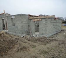 Les murs du garage ont &eacute;t&eacute; termin&eacute;s