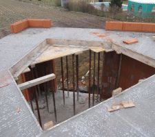 48 heures après le coulage de la dalle, j'ai pu accéder à l'étage pour photographier le "chemin de ronde" bordant le trou de la mezzanine