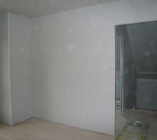Habillage cheminée dans la chambre d'enfant