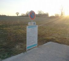 Ben voila le panneau et plant&eacute;  et dimanche ont va implant&eacute; la maison!!