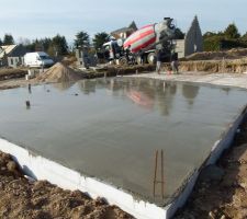 Mercredi 22 février, reprise des travaux après 1 mois et demi d'arrêt de chantier. En direct live, ils coulent la dalle.