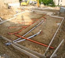 Les &eacute;coulements sont en place sous la dalle du sous-sol