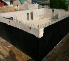 Les murs ext&eacute;rieurs du sous-sol ont &eacute;t&eacute; betonn&eacute;s.