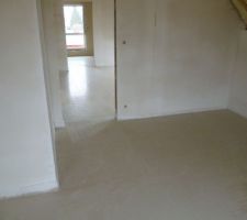 Chape en cours de séchage: vue traversante. Au premier plan, chambre parentale,ensuite mezzanine et chambre de Hugo au fond
