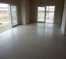 Chape en cours de séchage: vue du salon/salle à manger