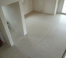 Chape en cours de séchage: vue de l'escalier sur salon