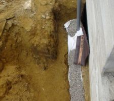 Après avoir posé un geotextile,puis le drain Batidrain lui meme dans une "chaussette" geotextile,recouvert de 30/40 cm de gravier, que j'ai refermé,j'ai remis un geotextile puis de nouveau du gravier..ouf !!