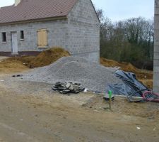 Le tas de gravier maigrit...Un peu...Chaque jour.