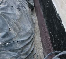 Coté pignon gauche je peux y aller niveau gravier,il y a encore de la place !!