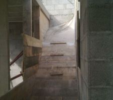 Escalier béton en cours de réalisation.