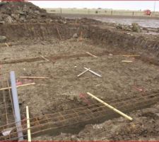 La pr&eacute;paration des fouilles avant le coulage.
Le ferraillage n'est pas pos&eacute; au fond mais sera d&eacute;pos&eacute; dans la fondation pendant le coulage/
Avantages : le ferraillage ne s'enfonce pas d&egrave;s qu'on coule, il n'est pas en contact avec la terre ce qui &eacute;vite au ferraillage de d&eacute;velopper des bact&eacute;ries, le ferraillage est plus haut dans la fondation assurant une meilleure solidit&eacute; de l'ensemble.