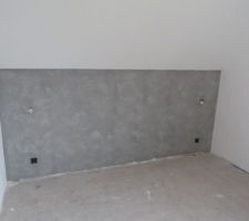 Mur cot&eacute; lit chambre parentale avec son enduit.