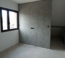 Mur face au lit avec son enduit posé il yaura 2 commodes et au mur la tv.