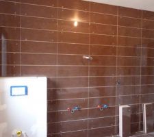 Salle de baine carrelage murale pos&eacute;.