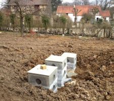 Cuves de récupération des eaux pluviales à demi remblayées