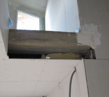 Petit soucis: la maçonnerie a été faite un peu trop large. Du coup le plaquiste ne peut pas finir proprement.(détail de la trémie de l'escalier)