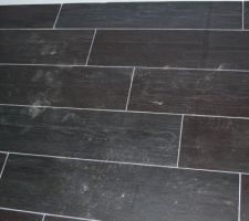 Carrelage (sale) de la salle de bain commune