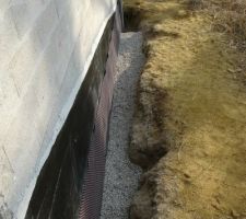 Le pignon droit dont la tranchées est presque comblée.