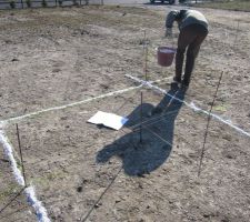 La maison se mat&eacute;rialise au sol