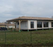 Photo de la maison avec les poteaux en bois