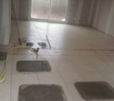 Fin de la semaine : carrelage des pi&egrave;ces principales fini :-)plus qu'&agrave; attendre les plinthes!!!