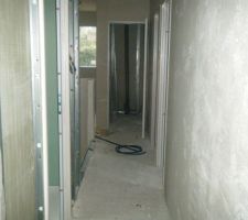 Photo prise de la chambre au dessus du garage, a gauche la sdb, a droite les 2 portes ce sont des chambres, dans le fond les wc, et a gauche des toilettes une mezzanine qui sera le coin bureau.