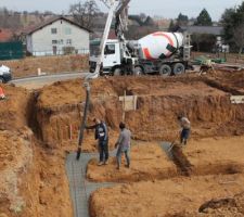 Le béton entrain d'être coulé dans les fouilles