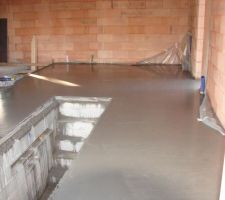 Dalle du garage, super liquide qui a un peu débordée dans la fosse