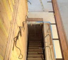 Vue des trémies d'escalier depuis l'étage : on voit l'escalier béton qui mène au sous sol et qui sera carrelé
Pour aller à l'étage les marches d'escalier en métal seront bientôt installées et recouvertes de bois