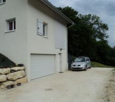 La maison est finie et habitée. Les demande pour les finitions intérieurs sont en cours,et l'aménagement extérieur se fait doucement ....