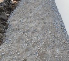 Les graviers, si en cherchant sous la terre il y en a quelques un!!!!