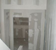 Vue du 2&egrave;me 1/2 niveau sur l'entr&eacute;e du bureau