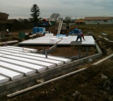 Ah l'&eacute;l&eacute;vation du vide sanitaire se termine, les tuyaux d'&eacute;vacuations se mettent en place bient&ocirc;t c'est &agrave; nous de jouer de tirer les c&acirc;bles d 'eaux et c&acirc;ble &eacute;lectrique pour l &icirc;lot de la cuisine avant que la chape soit coul&eacute;e