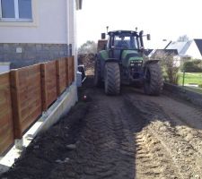 Ya un tracteur sur mon terrain