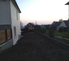 Ya un bulldozer qui se cache sur le terrain ... pas trop doué ;)