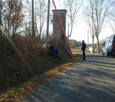 Agents ErDF en train de pr&eacute;parer le raccordement du coffret de chantier provisoire