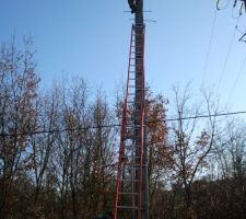 Agents ErDF en train de raccorder le coffret de chantier provisoire