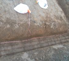 Passage d'un cable de terre de 25 carr&eacute; en fond de fouille