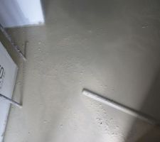 Quelques grumeaux vers la porte d'entrée