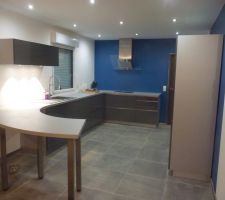 Cuisine: il manque les calfeutrements de la porte. Le micro-onde encastrable sera pour plus tard! Les tabourets de bar et les suspensions au-dessus du bar sont command&eacute;s.