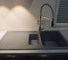 Evier: les prises situ&eacute;es derri&egrave;re vont &ecirc;tre d&eacute;plac&eacute;es; elles correspondent &agrave; l'ancienne implantation provisoire.