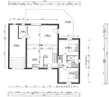 Plan du rez-de-chaussée. Cuisine ouverte sur salon, 2 chambres, 1 sdb, 1 wc, garage, cellier et terrasse