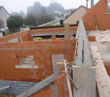 Aujourd'hui (02/03/2012), les briques de cuvelage de la face nord ont été remplies de béton