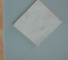 Carrelage de sol assorti au carrelage de la salle de bain