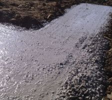 C'est du béton avec des fibres de métal c'est censé être plus mieux.