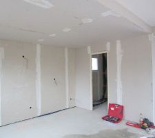 A gauche, mur de la cuisine ; au fond, porte du cellier