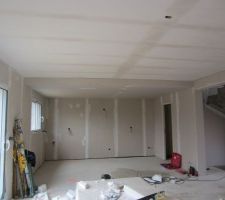Cuisine avec faux-plafond (vus du séjour)