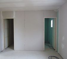 A gauche le dressing ; à droite la sdb. Vue de la chambre