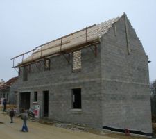 La charpente en plein montage.